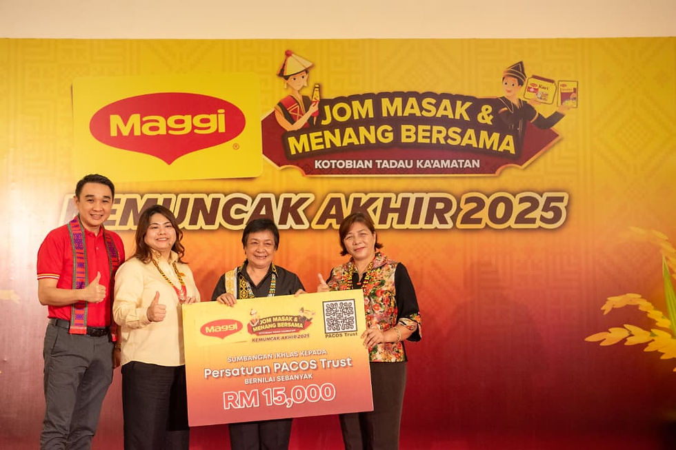 Ivy Tan (2 dari kiri) menyampaikan mok cek RM15,000 kepada Anne Lasimbang, Pengarah Eksekutif PACOS Trust Sabah (tengah) disaksikan Jannie (kanan)