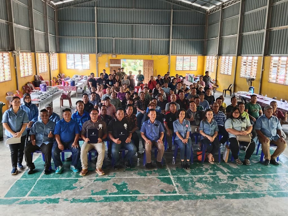 Bernedeth (duduk keempat dari kanan) bersama rombongan merakamkan gambar kenangan dengan komuniti Tagal Kampung Salarom Baru dan Kampung Nakuyung