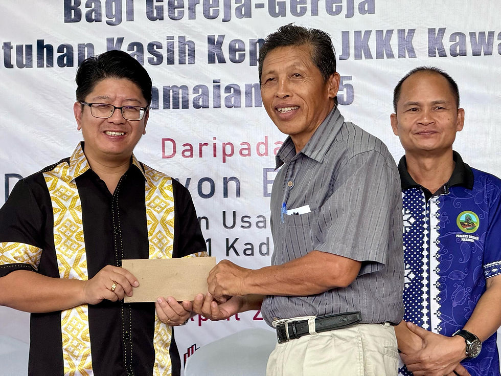 Ewon (kiri) menyampaikan sumbangan kepada wakil gereja kawasan DUN Kadamaian.