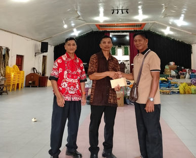 Penatua SIB Bundu Paka Serah Sumbangan Kasih untuk Mangsa Kebakaran Melangkap