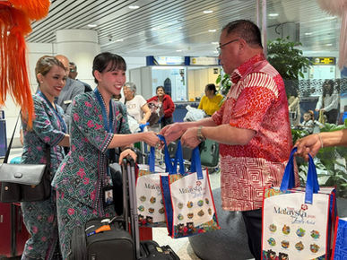Tiong: Over 10,000 Travellers Welcomed at KLIA on First Day of Chinese New Year