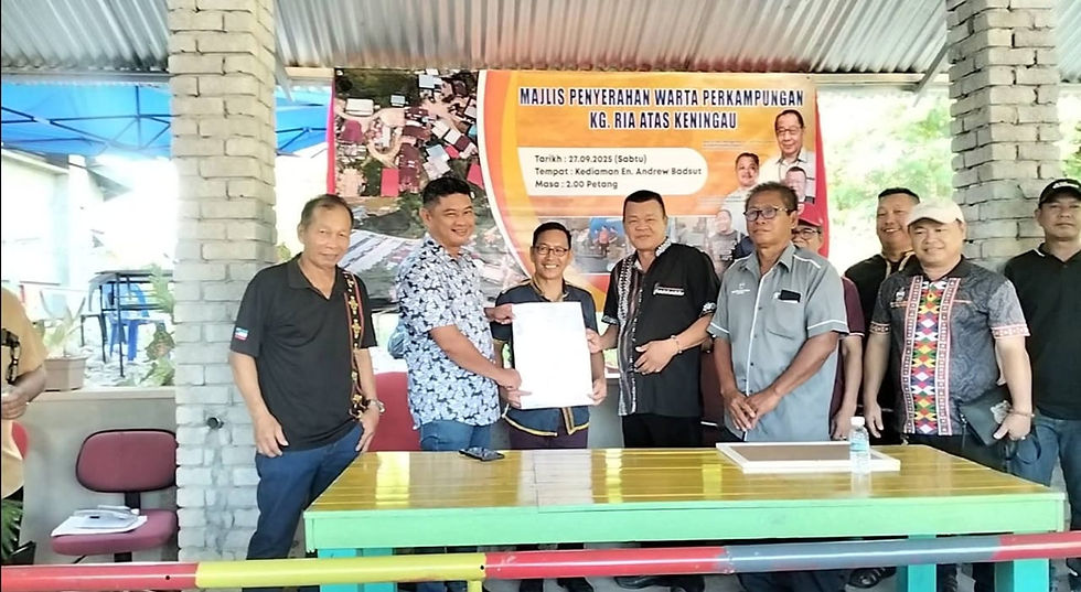 Junior (kedua dari kiri) menyerahkan Warta Kampung Ria Atas kepada Badsut.