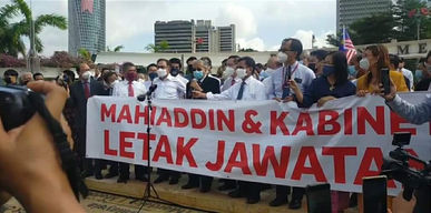 Ahli Parlimen berhimpun di Dataran Merdeka selepas Parlimen ditutup