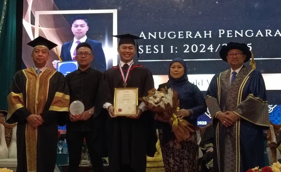 Donald Victor (tengah) dan kedua ibu bapanya bersama Dr.Zamzam (kanan) dan Tahir (kiri).