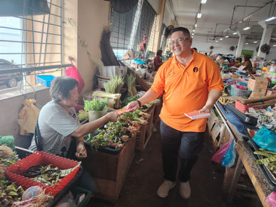 LDP Distributes Calendars, Engages Vendors in Sandakan