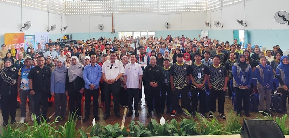 Arthur (tengah) merakamkan gambar kenangan bersama usahawan belia dan beliawanis yang mengikuti seminar