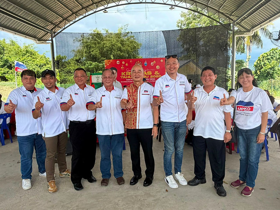 Billy Joe (tiga dari kanan) dan Ketua Bahagian UPKO Penampang Datuk Donald Peter Mojuntin (tengah) bergambar bersama Biro Urban UPKO.