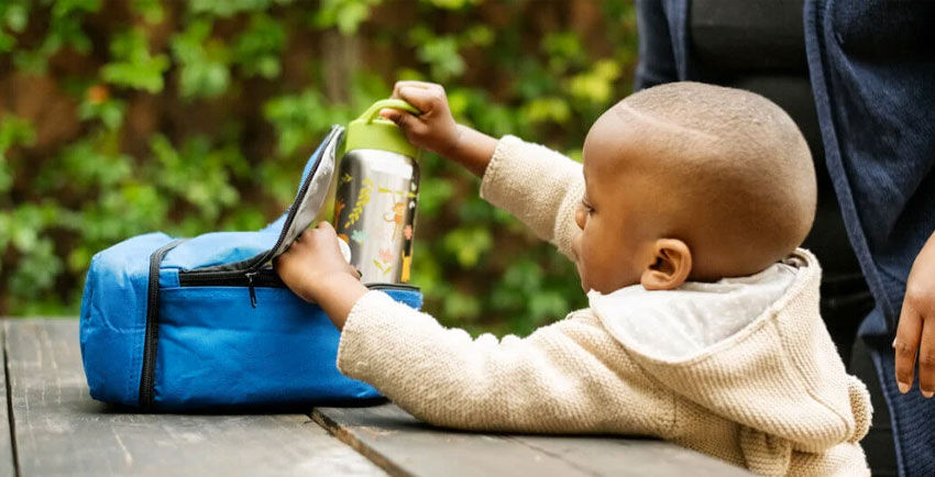 Kid-and-lunch-bag-isulated