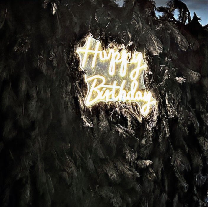 Neon ledowy Happy Birthday z ofertę WB Flora i ścianka kwiatowa BLACK SWAN