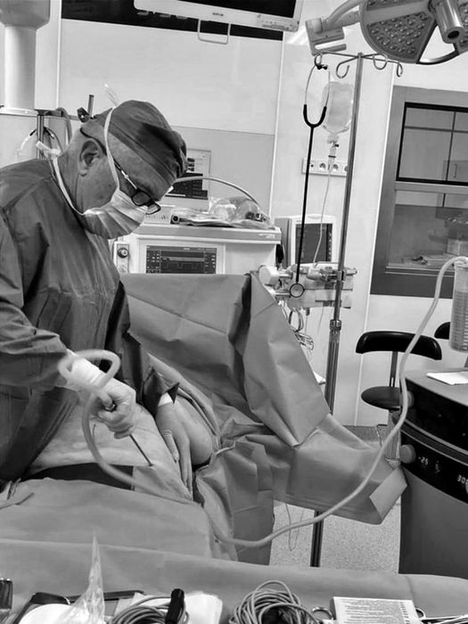 Andrzej Bielecki na sali operacyjnej podczas zabiegu z zakresu chirurgii plastycznej