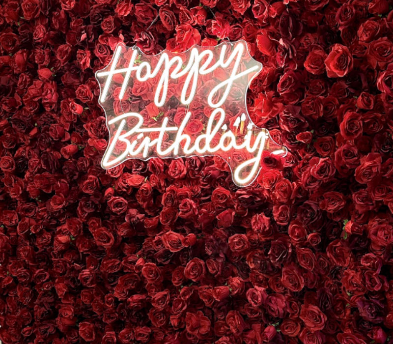 Neon ledowy Happy Birthday z ofertę WB Flora i ścianka kwiatowa RED VELVET