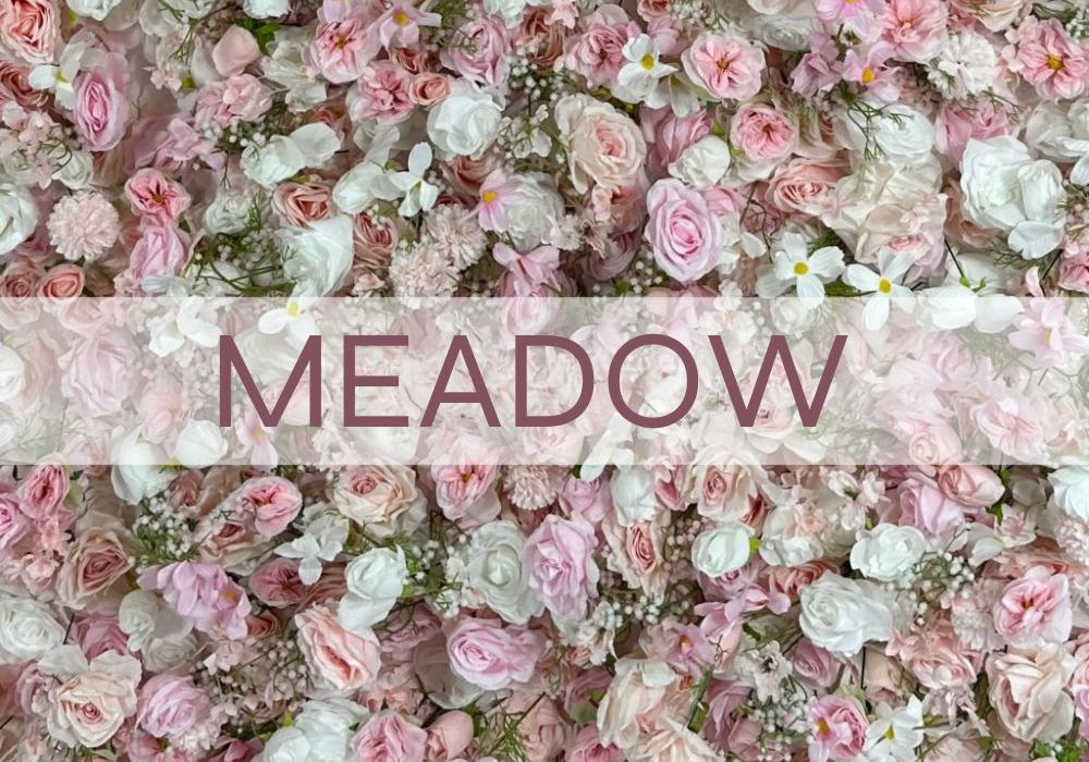 WB Flora ścianka kwiatowa MEADOW w pakiecie z neonem "Bride to be" podczas wesela - panna młoda i druhny na tle ścianki kwiatowej Meadow WB FLORA
