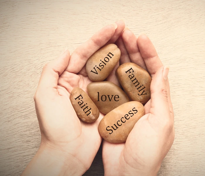 Il est possible d'utiliser "sur commande" son intuition, à partir du moment où on sait se brancher sur sa fréquence. 
Vous allez donc apprendre à utiliser de nombreux outils pour accéder à cette fréquence.