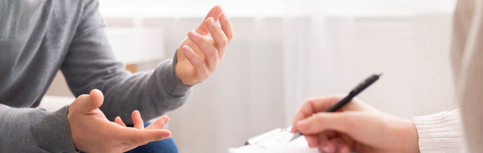 Consultation thérapeutique: patient discutant avec un thérapeute