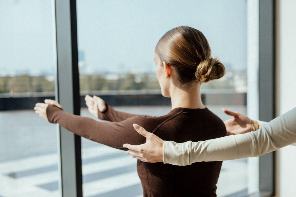 A graceful fusion of movement and suspension, using silk hammocks to support the body in space. Designed to decompress the spine, enhance core strength, and elevate flexibility, while cultivating balance, lightness, and inner calm. Suitable for all levels.