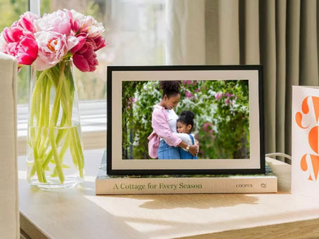 ¿Tu mamá todavía imprime fotos? El gadget para que deje de vivir en el 2005