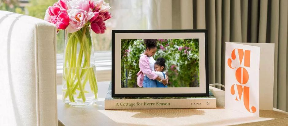 ¿Tu mamá todavía imprime fotos? El gadget para que deje de vivir en el 2005