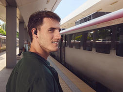 ¿Audífonos o accesorio de pasarela? JBL se sube a la fiebre de los ear cuffs con audio abierto
