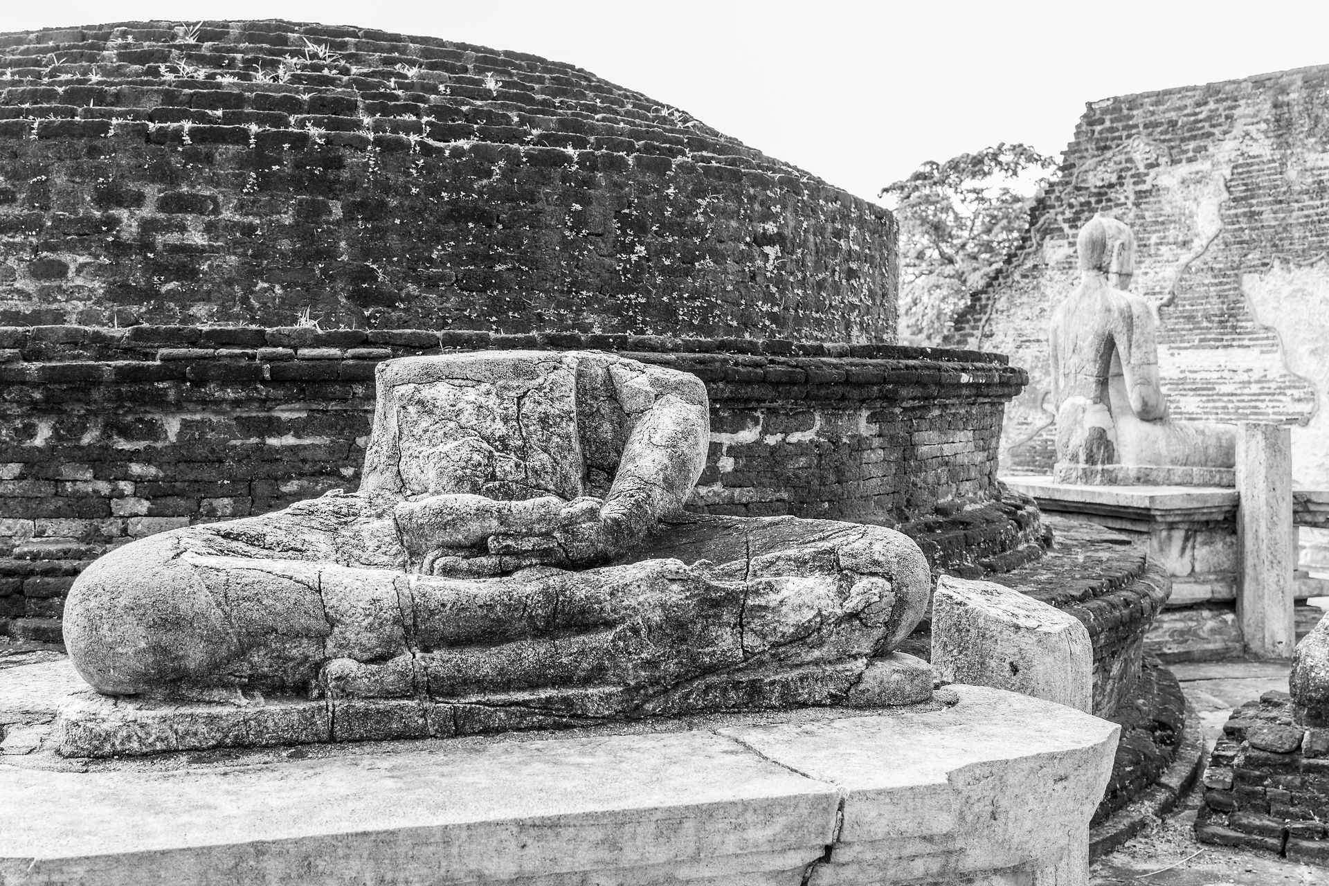 Broken statue of Buddha in Vatadage