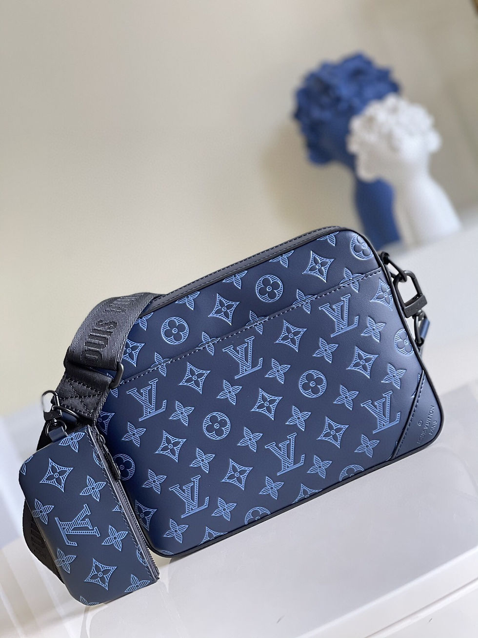 LV DUO MASSENGER BAG