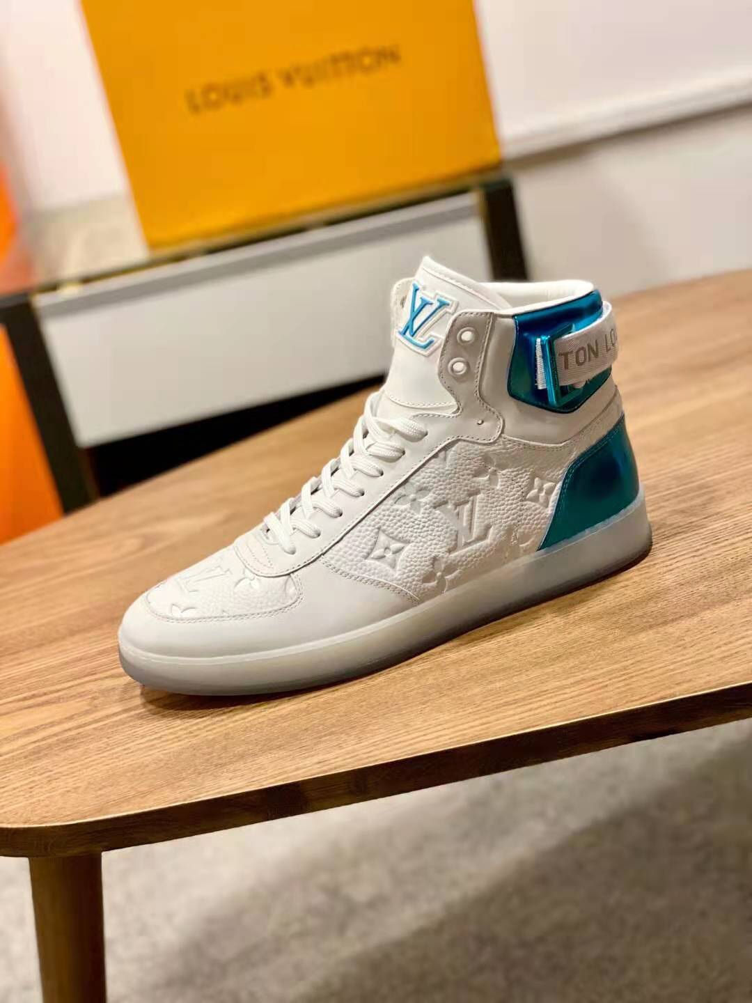 LV SNEAKERS