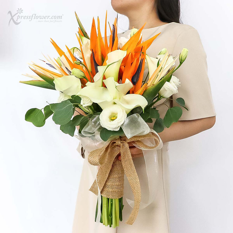 lady holding xpressflower bouquet