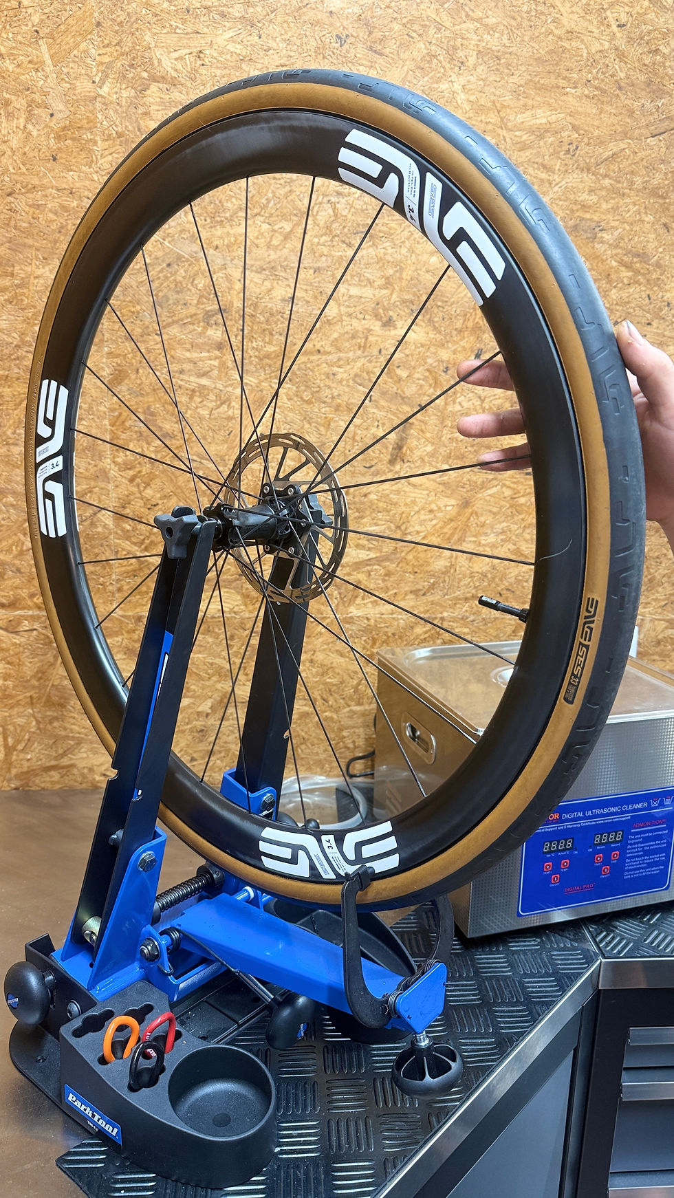 ©Tom & Thierry - Atelier de réparation roue de vélo - Bourg d'Oisans Alpe d'Huez.jpg