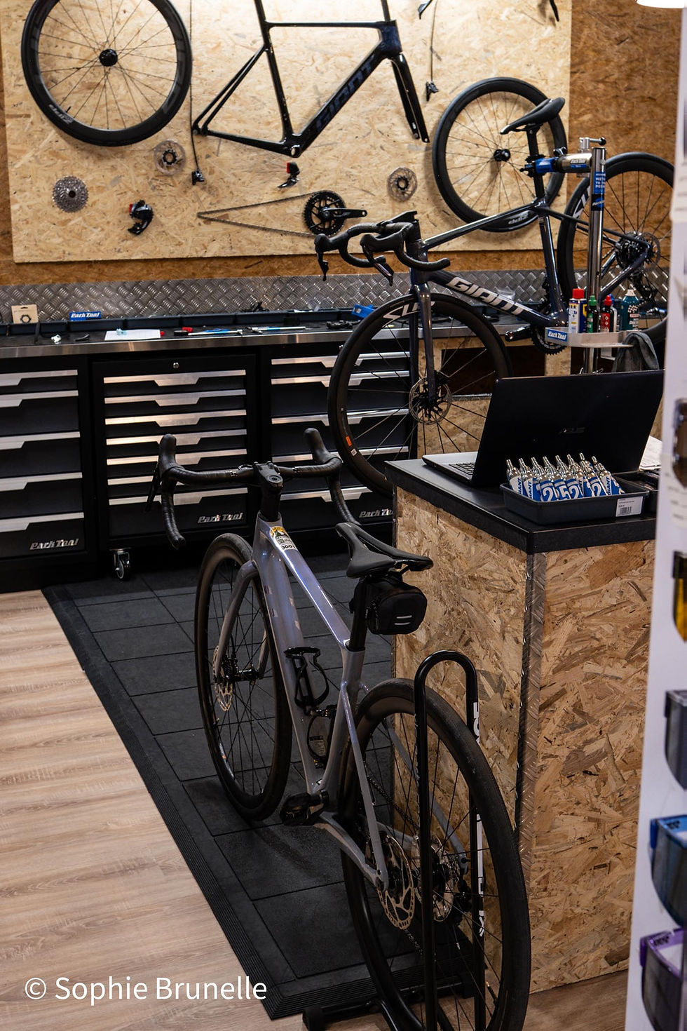©Tom & Thierry - Atelier de préparation et de réparation de vélos - Bourg d'Oisans Alpe d'