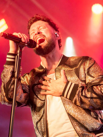 Crónica: “La voz que acaricia el alma: Calum Scott emociona a Madrid en una noche inolvidable”