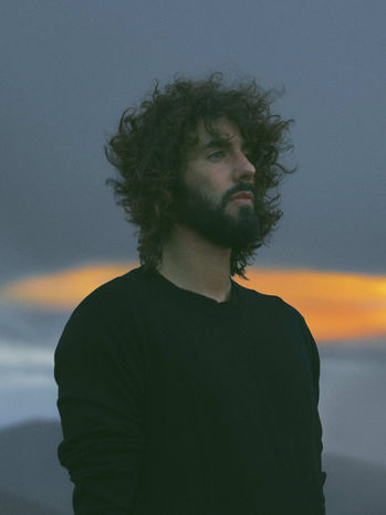Mikel Izal presenta "La Fe", su primer single en solitario