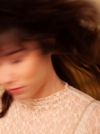Descubre "Todos Dicen", el nuevo éxito de Chloe Bird