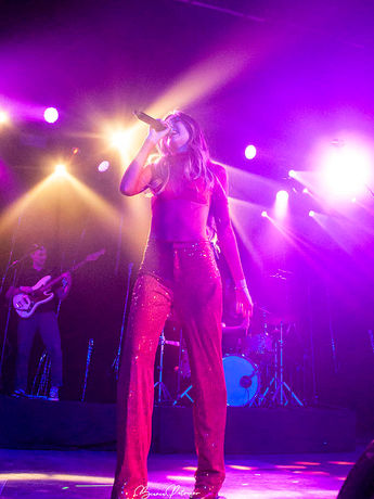 Crónica: Mercedes Cañas conquista La Riviera de Madrid en una noche mágica