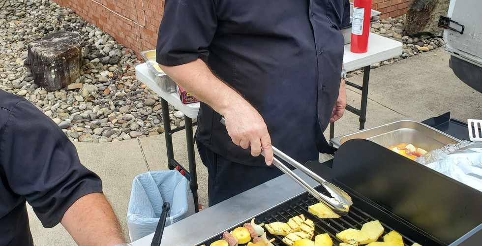 Wedding catering Dave grilling at edgewood winery