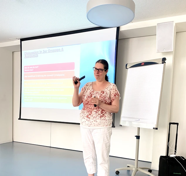 Edna Schur lecturing on functional medicine