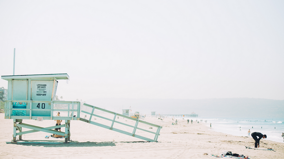 Tour de sauvetage turquoise sur plage brumeuse, surfeur en combinaison au premier plan, texte OFF-DUTY KEEP OFF 40.
