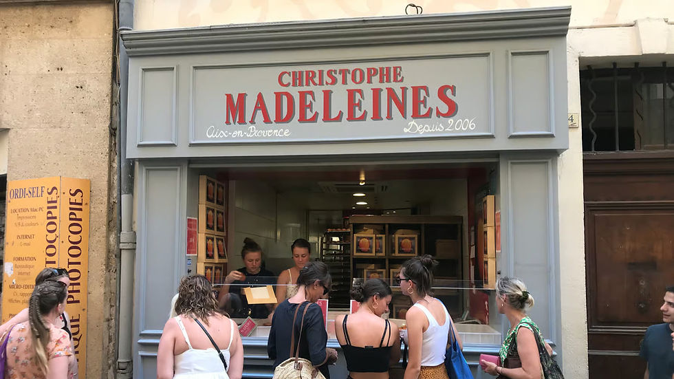 Devanture de la boutique Christophe Madeleines à Aix-en-Provence, des clientes attendent au comptoir.