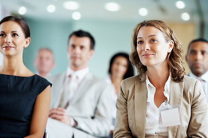 Personnes en train de suivre une conférence sur la révélation des talents.