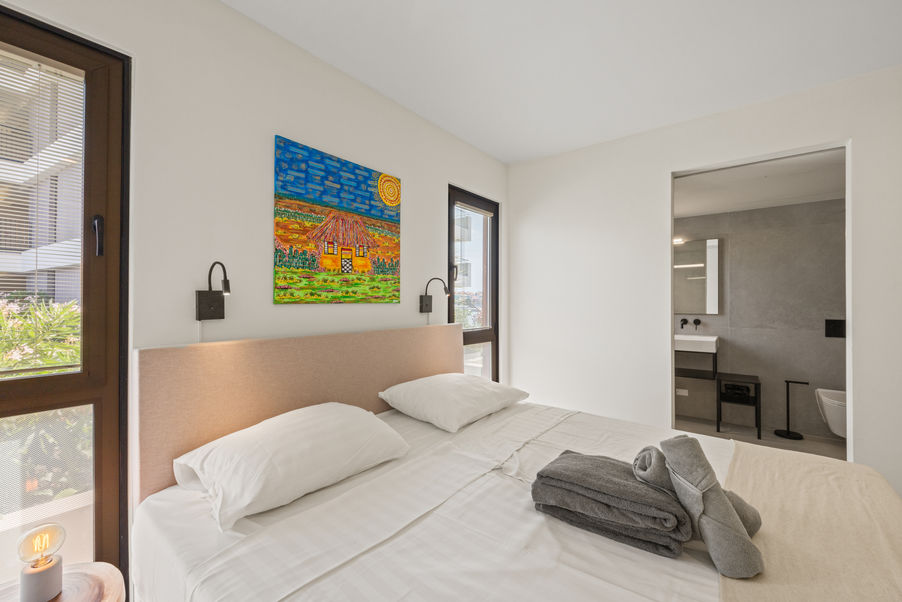 Moderne slaapkamer met comfortabel bed in Curaçao appartement