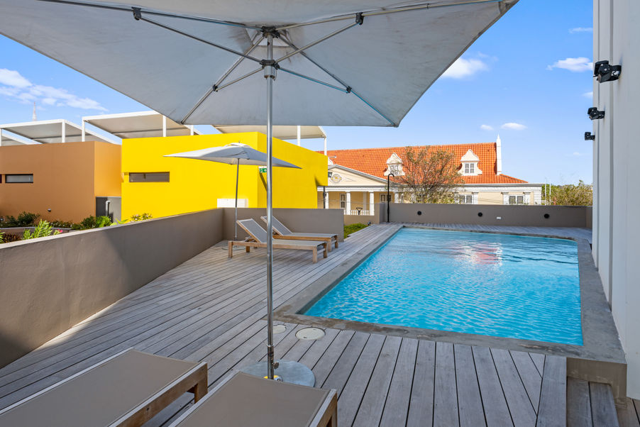 Buitenzwembad met ligbedden in luxe complex Curaçao