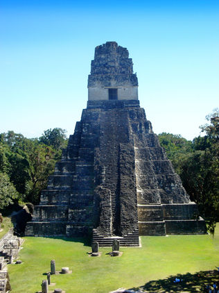 Pyramiden der Maya in Tikal 1.JPG