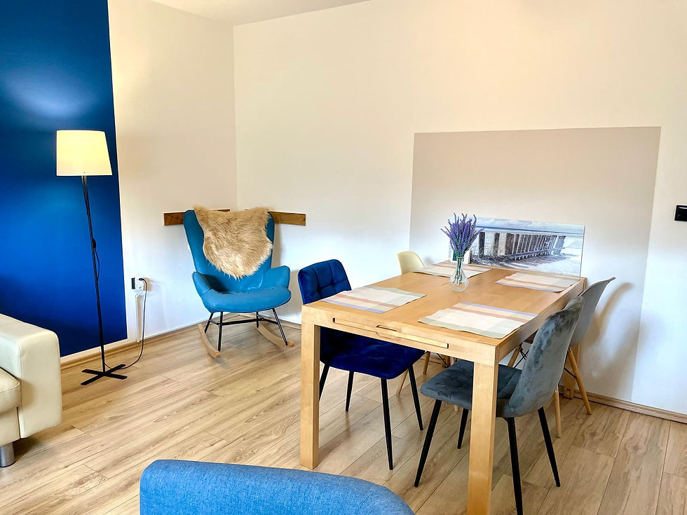 Sitzecke und Tisch für Homeoffice