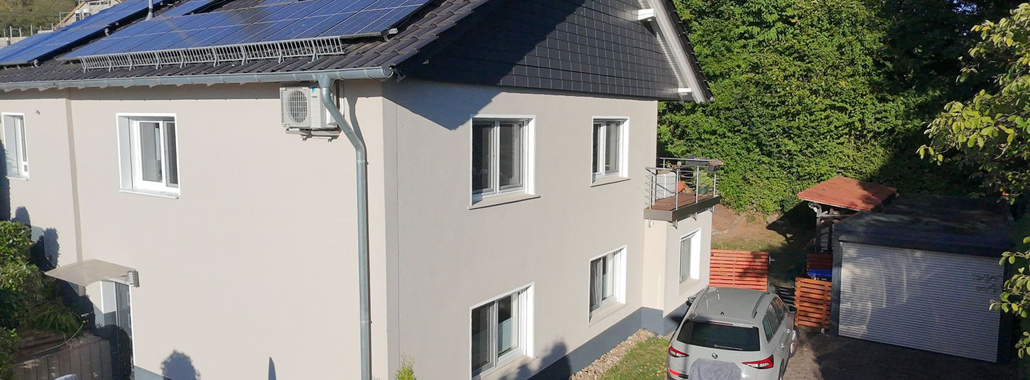 Übersicht zum Gebäude und Parkplatz