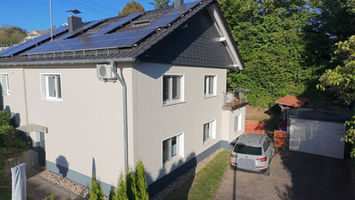 Übersicht zum Gebäude und Parkplatz