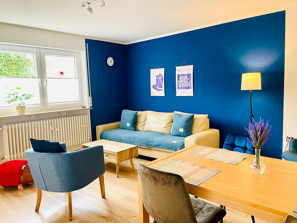 Bild zu Wohnzimmer, Couch und Esstisch