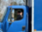 Une femme qui conduit un camion de livraison