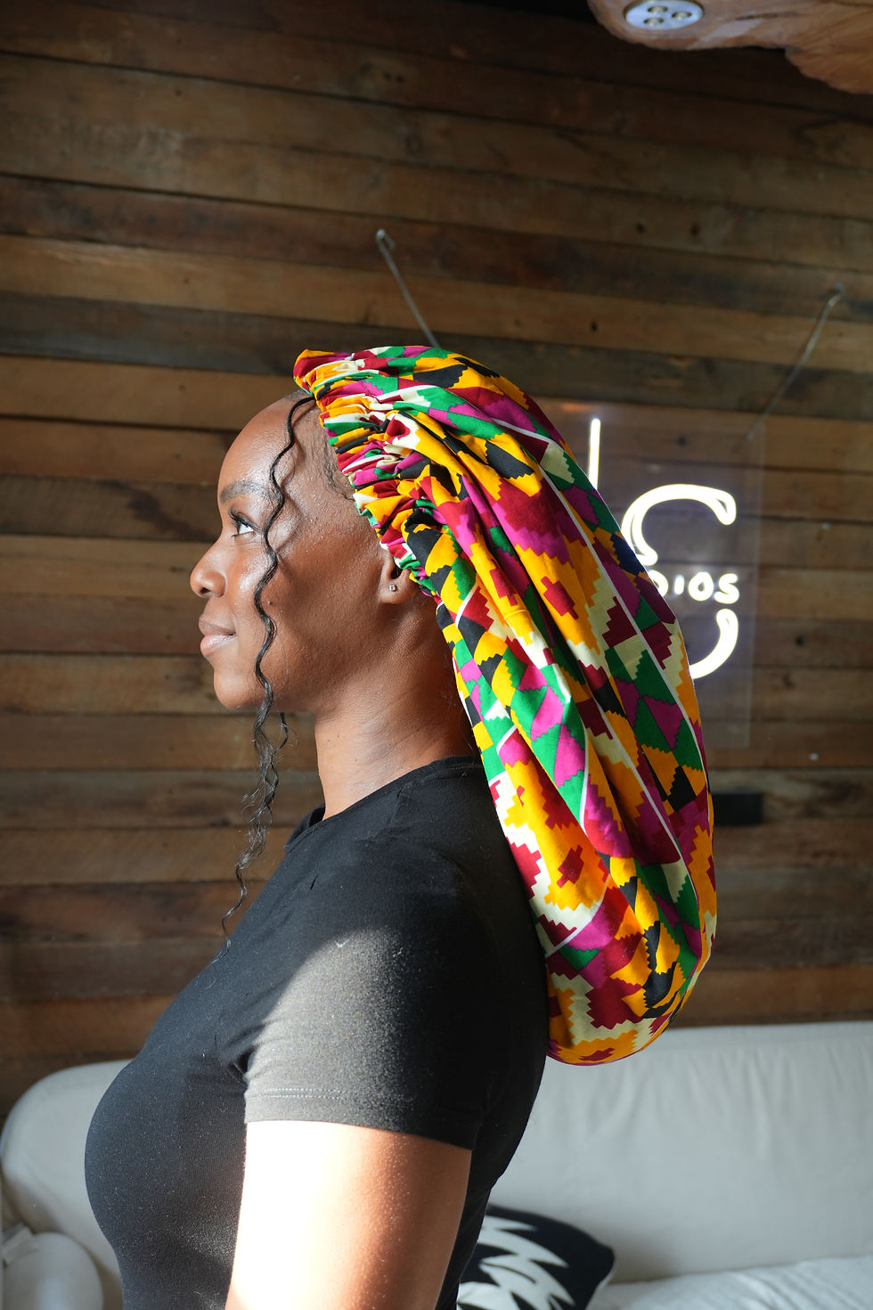 Silk bonnet with African patterns – reduces breakage, retains moisture, and preserves hairstyles overnight