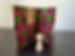 figurine en bois, panneau coloré vert et rose avec 4 tiges en bois rangées dans une pochettejpg