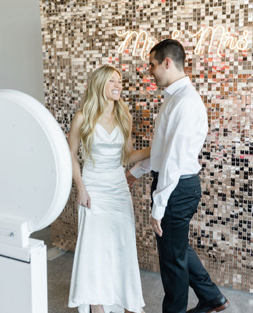 Brautpaar vor Fotobox in Baden in der Villa Boveri mit einer Glitzerrückwand