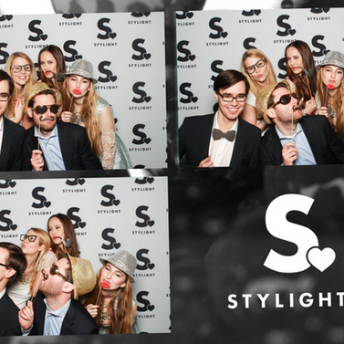 Referenz Fotos von Veranstaltungen bei welchen unsere Fotobox gemietet wurde. Verschiedene Layouts und Hintergründe von Fotos mit unserer Fotobox. Fotobox mieten, Baden, Aargau, Nr1. Geburtstag, Hochzeit, Party, Firmenfeier Fotos