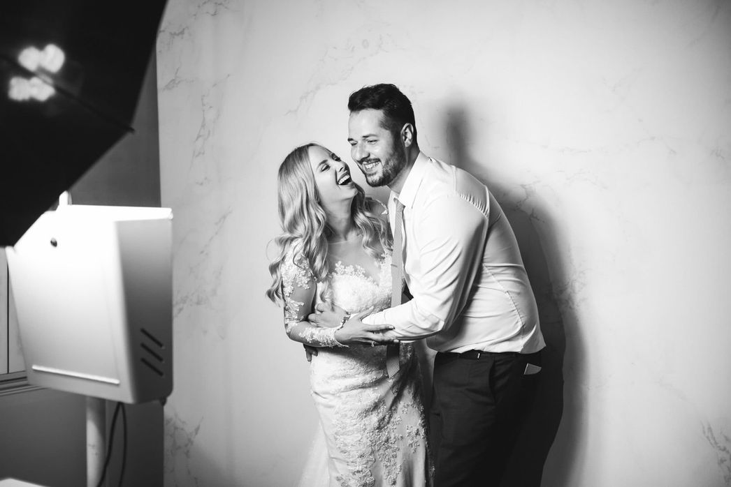 Schwarz weiss Hochzeitsfoto vor Fotobox